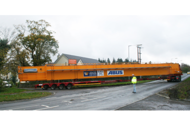 Laufkran mit Tragfähigkeit von 150 t wird zu der Firma Autolaunch Ltd. transportiert um dort zum Einsatz zu kommen 