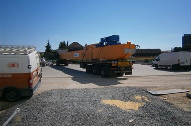 Laufkran mit Laufkatze auf dem Weg zur Lagerhalle von Komponenten der Firma ENERCON in Frankreich