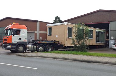 Durch ABUS Krane transportiertes SmartHouse auf LKW