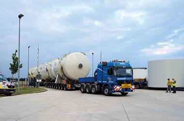 Ankunft eines Schwerlastguts an Mehrzweck-Logistikhalle